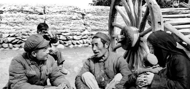 1971年，一个蓬头垢面，穿着破烂烂的老乞丐，走到济南军区大院岗哨前问道：“哨兵