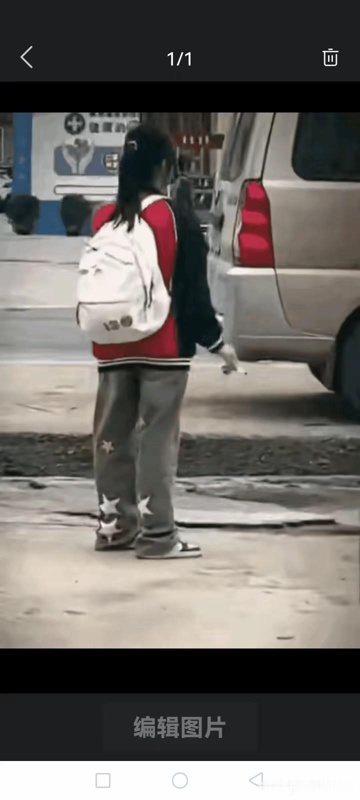 背着书包，穿着校服，扎着小马尾辫，本是天真烂漫的学生，却染上了不该染上的恶习！