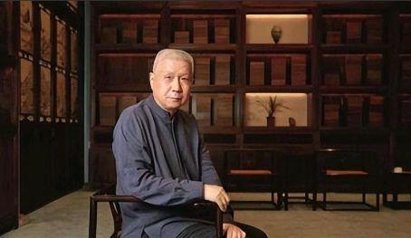 2004年，马未都请人修复一把黄花梨椅子，结账时师傅比了一个手指头，马未都就给了
