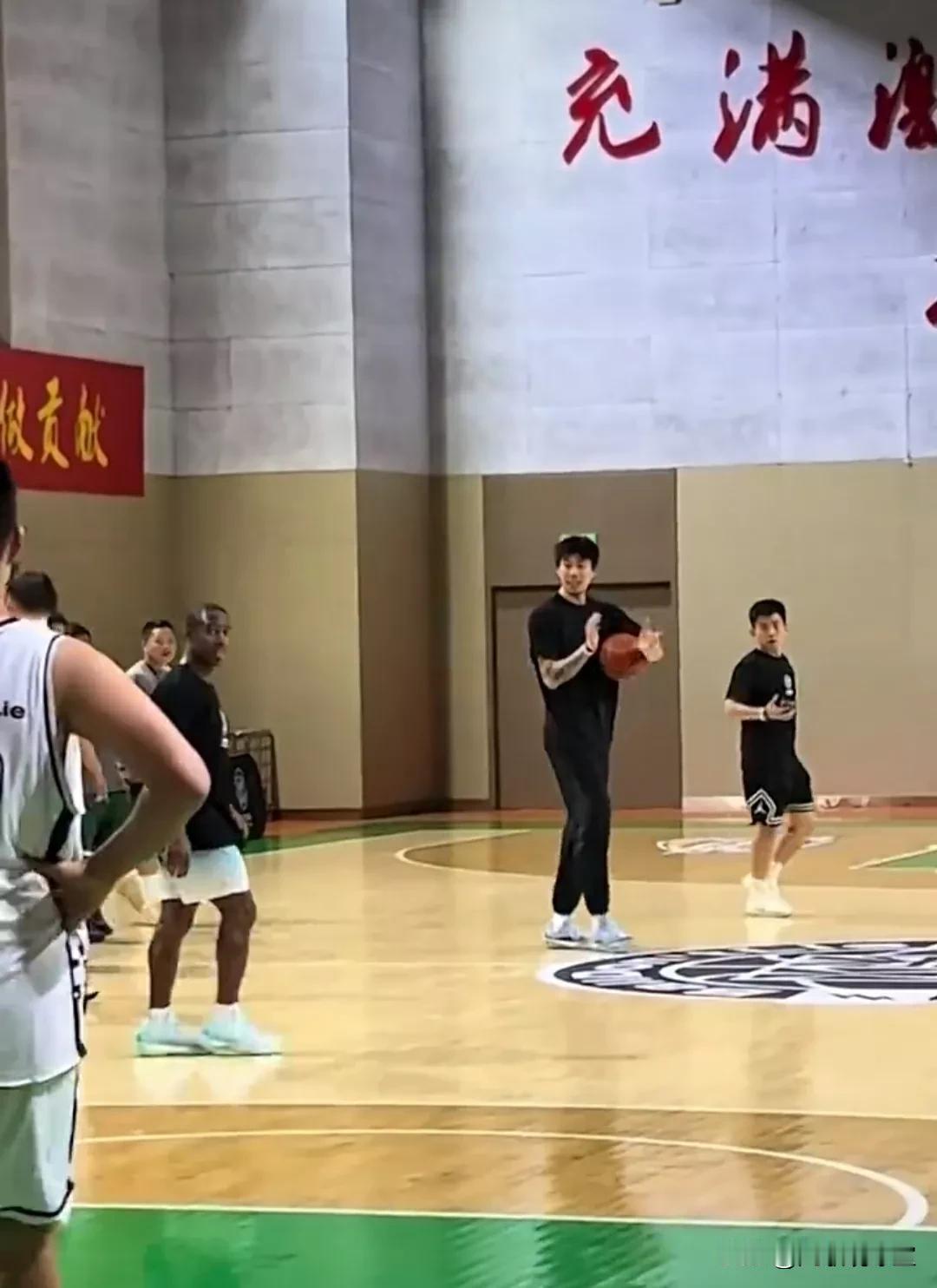 回应离队传言？赴美国进行康复治疗的张镇麟已经返回沈阳，并于今天现身辽宁队篮球馆，