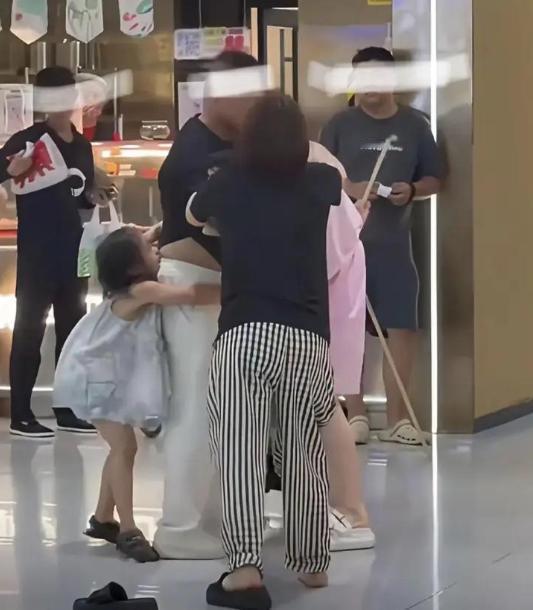 苏州盒马鲜生一幕戳痛全网：5岁幼女紧抱父亲大腿瑟瑟发抖，母亲当场情绪崩溃7