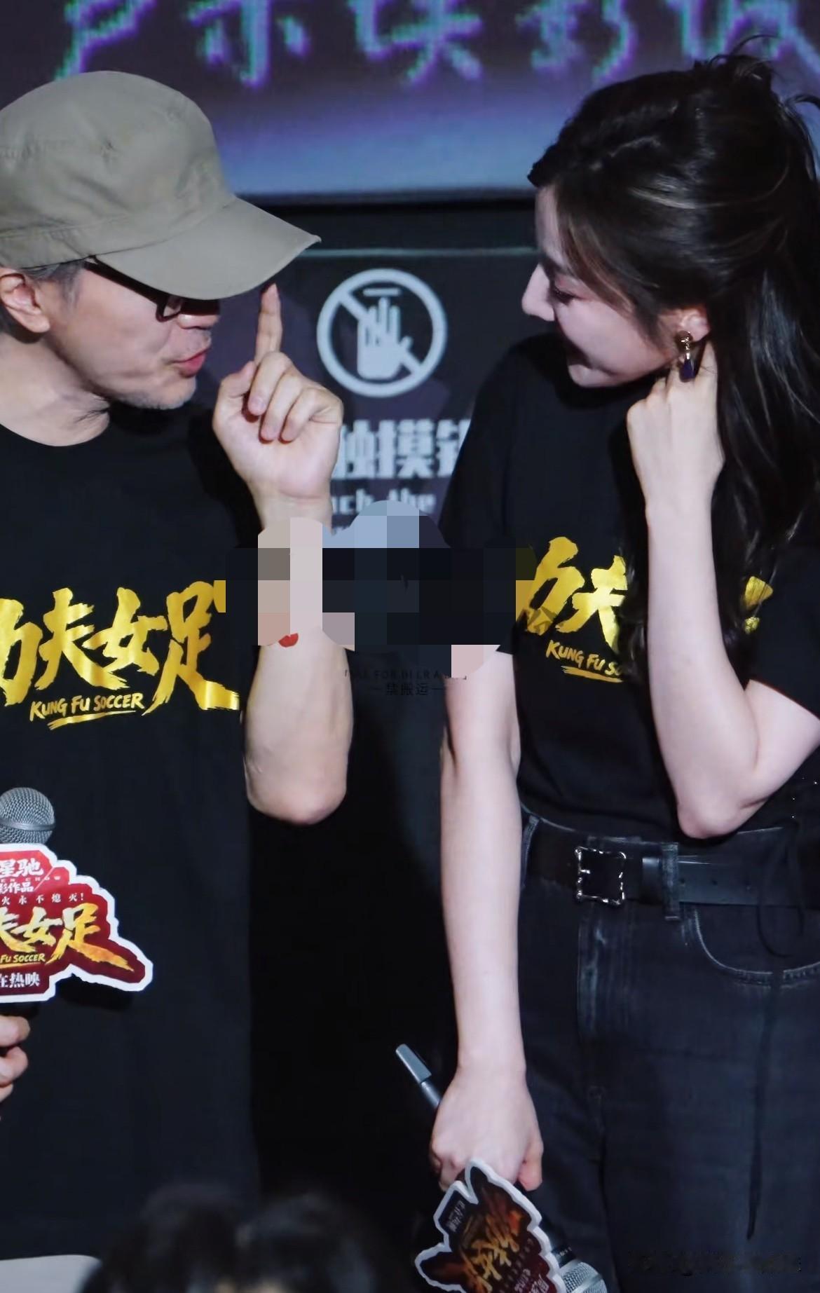 星爷竟然撒娇了！热巴是什么体质？千年冰山的周星驰脸红了！现场还比心🫶❤️！