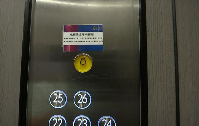 “太可怕了！”8月14日，云南昆明，女子带两个孙子乘坐电梯下楼时，电梯突然故障，