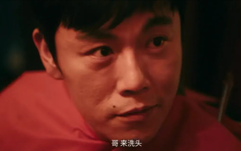 《扫毒风暴》第9-10集预告，卢少骅终于制出了高纯度的冰，他亲自拿着冰来理发店和