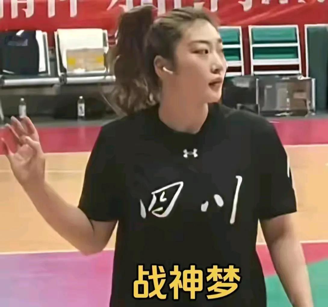有人竟然说尽管李梦状态好，但是宫鲁鸣不用李梦也是对的，原因是李梦爱化妆，显得不合