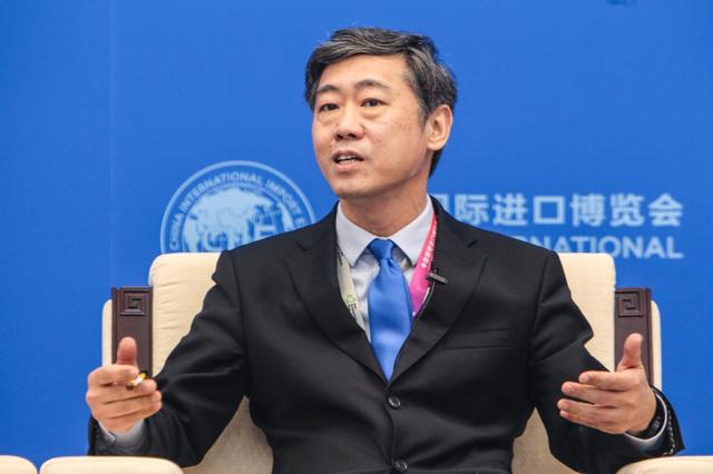 李稻葵怒怼"养懒论"：给点福利，中国人不会变懒！"动不动担心老百姓养懒怎么办