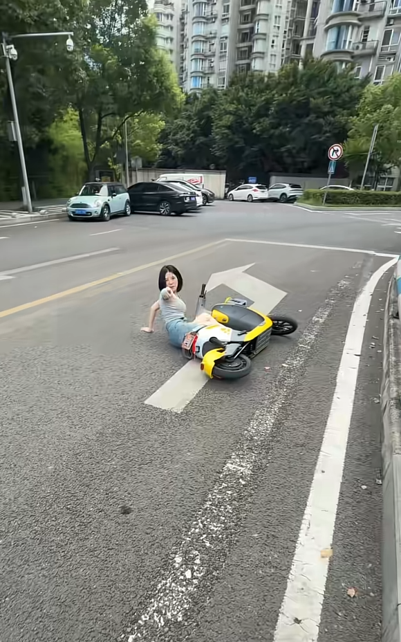 她摔倒了，为什么要指我？？？
