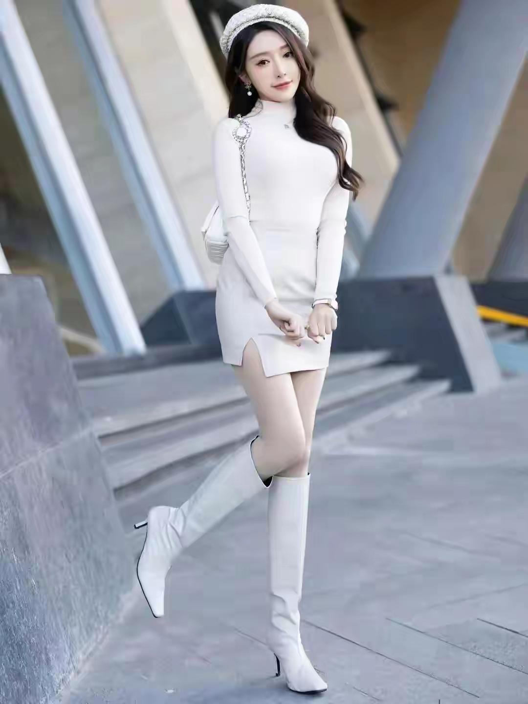 优雅白裙搭配高跟靴，都市时尚感十足！👗👠千山迎落日,谁能接住这下半句?瑜伽