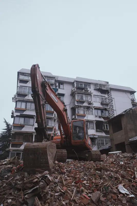 当然是原拆原建更为妥当。尤其是预制板楼，居住在此的大多是老居民，他们深切体会到居