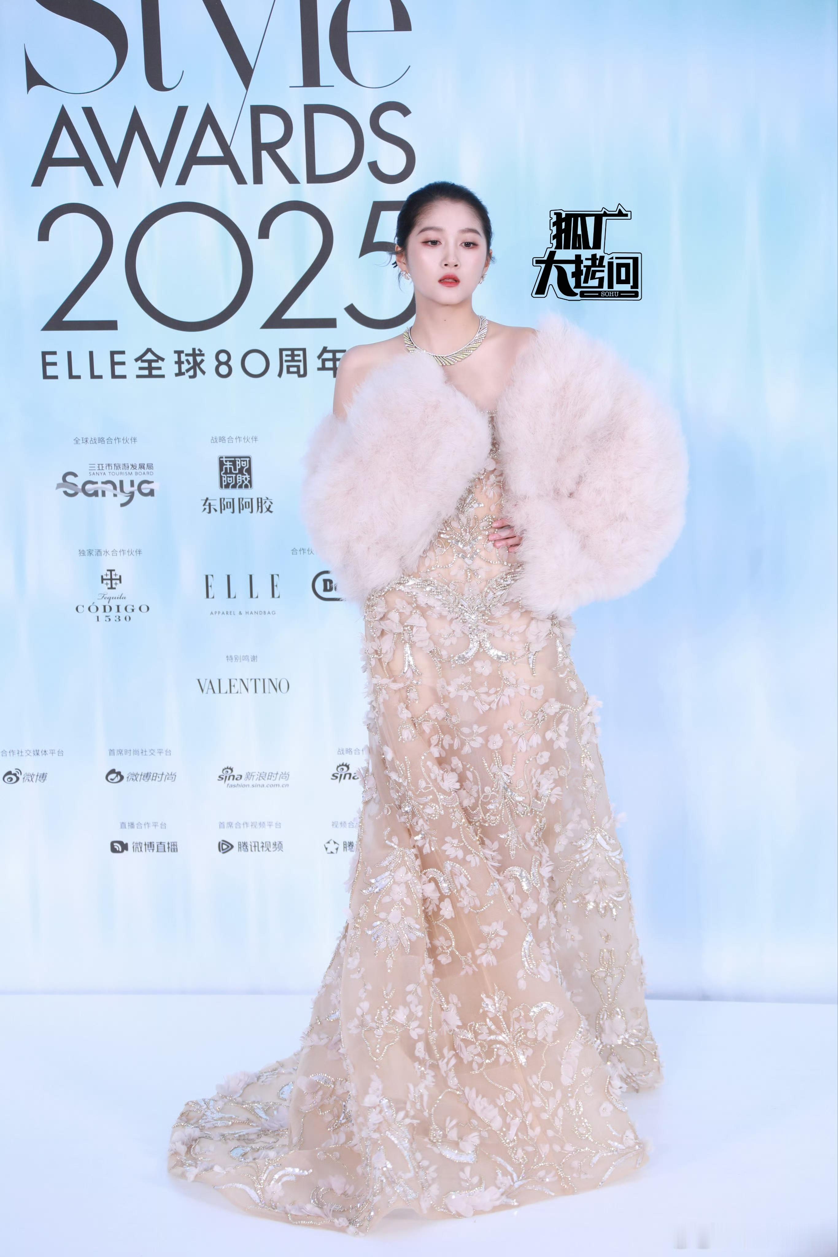 彤姐把头发梳上去立整多了​​​