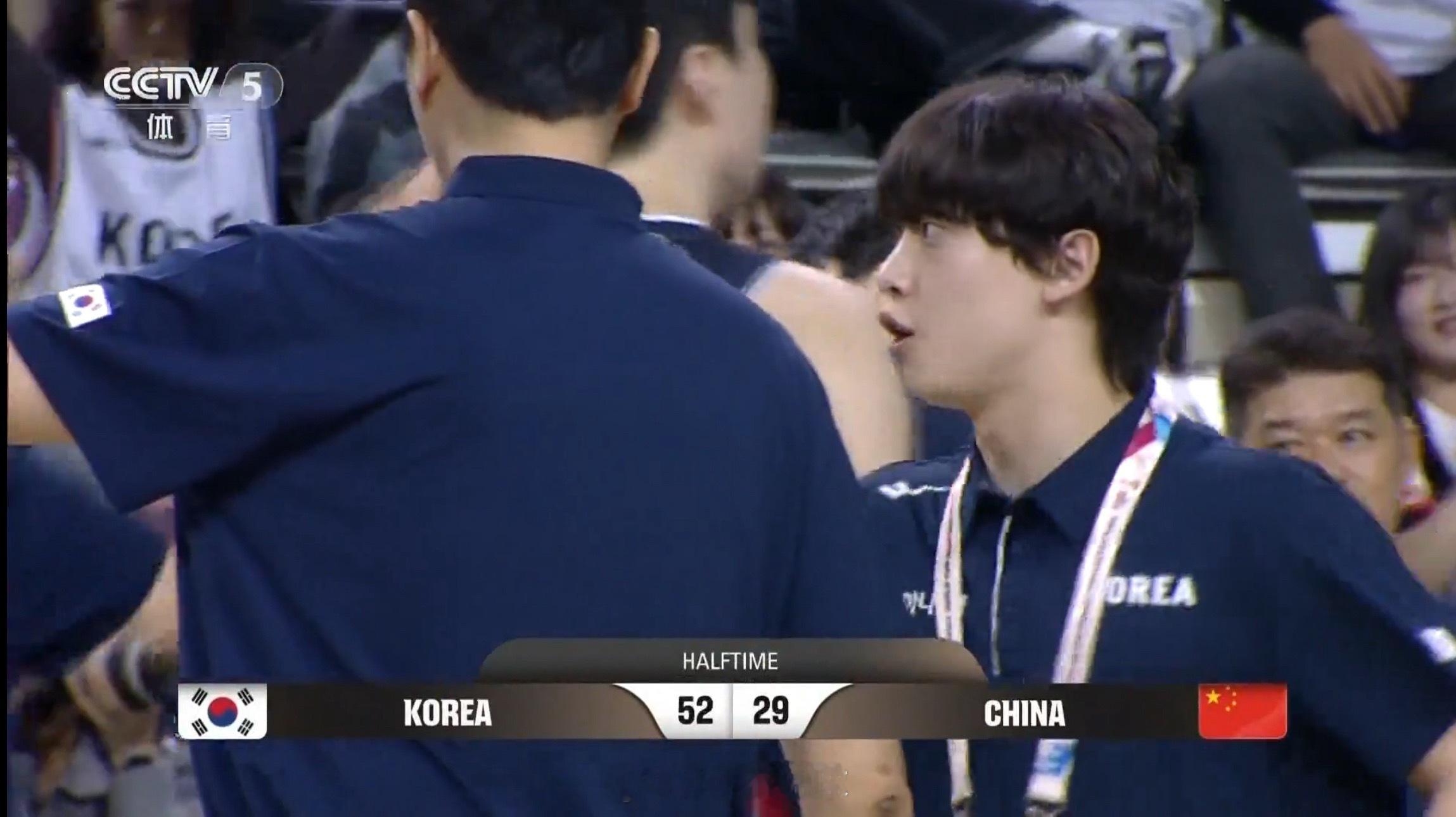 客场之战半场比赛结束！韩国男篮52:29中国男篮中国男篮三分球12中1中国男篮v