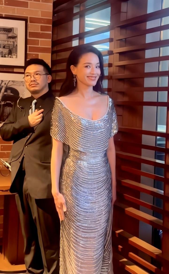 近日舒淇亮相澳门活动红毯🥳，身着GeorgesHobeika2025春夏高