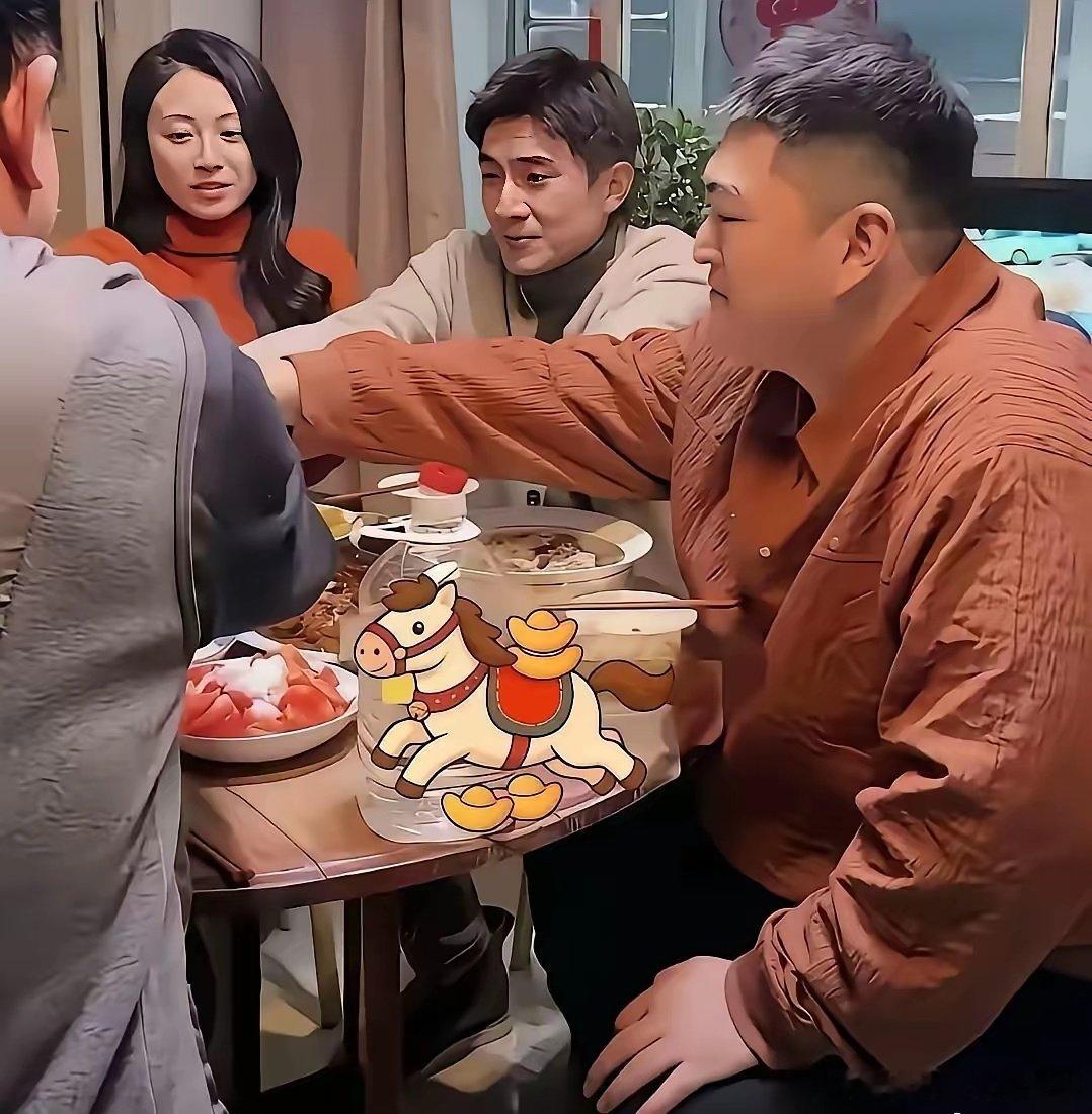 亿万富翁赵本山的儿子大牛，近日请林更新等明星聚餐，席间喝的竟是散装白酒。​
