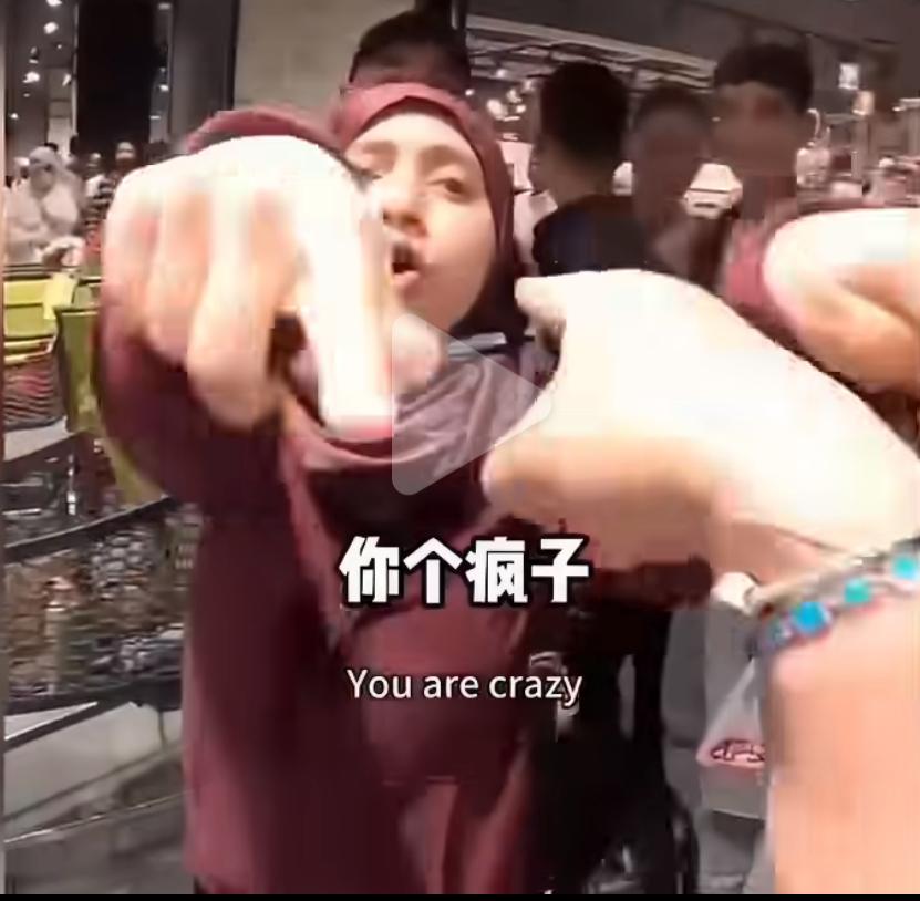 中国女游客在埃及超市排队半小时，却遭到七八个人插队，游客要求他们排队，他们非常不