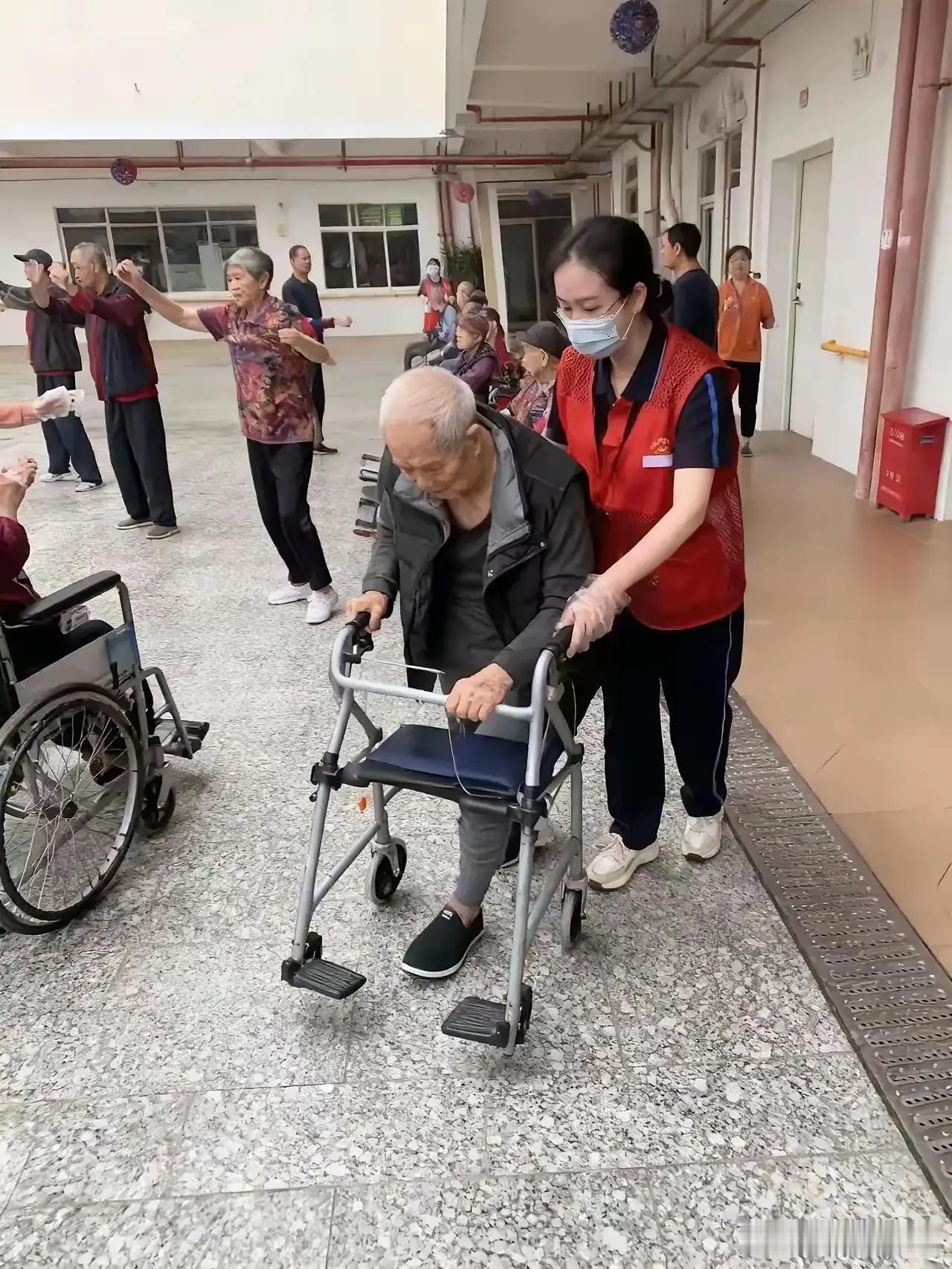72岁退休老教师，在养老院被护工连扇6个巴掌，老人没哭没闹，只是颤巍巍拨了个电话