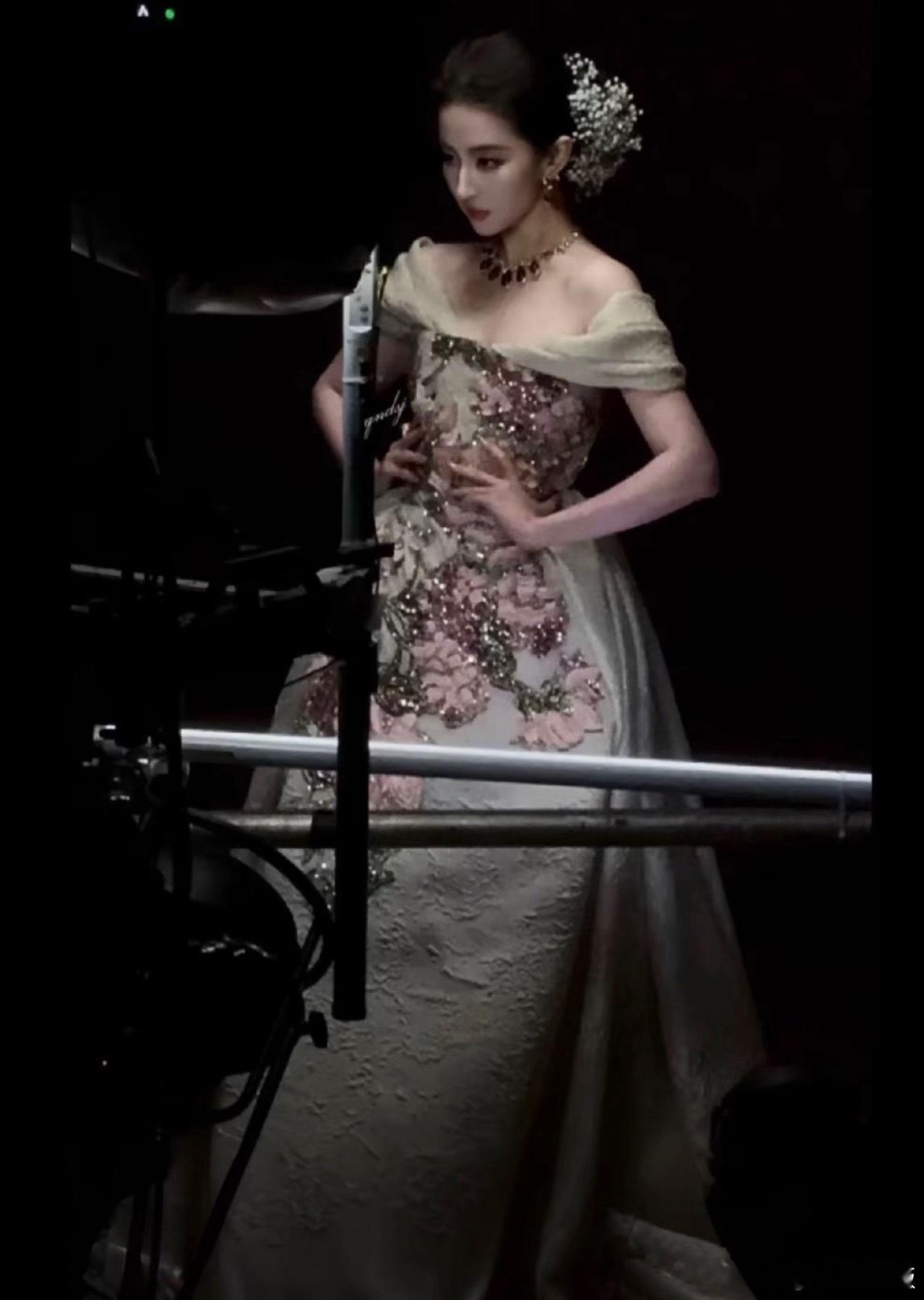 说刘亦菲不好看的，人家真实样子是这样的，越暗骨骼越明显。​​​