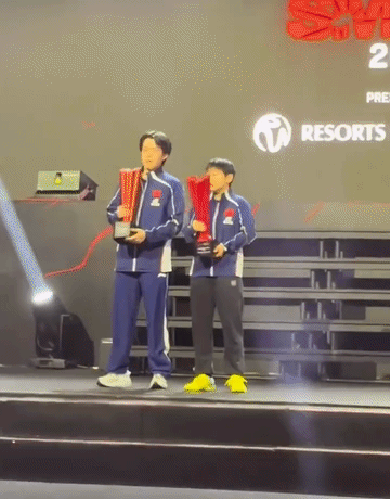 都说王楚钦和莎莎松弛到上台领奖时吵了一架，这不让人省心的两小只，这么多人看着呢，