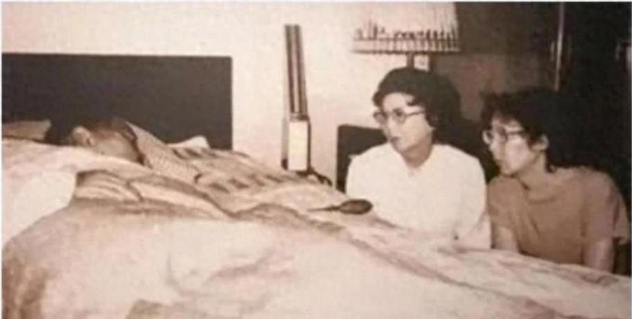 1981年宋庆龄病危期间，孙中山的孙女特意前来探望，并留下珍贵罕见合影照片19