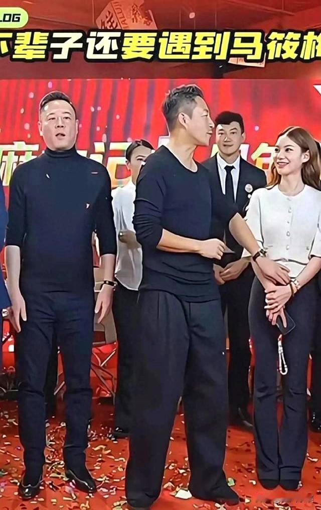 麻六记五周年庆典上，汪小菲的手不停的在马筱梅身上轻抚，看到汪小菲手摸的位置，我差