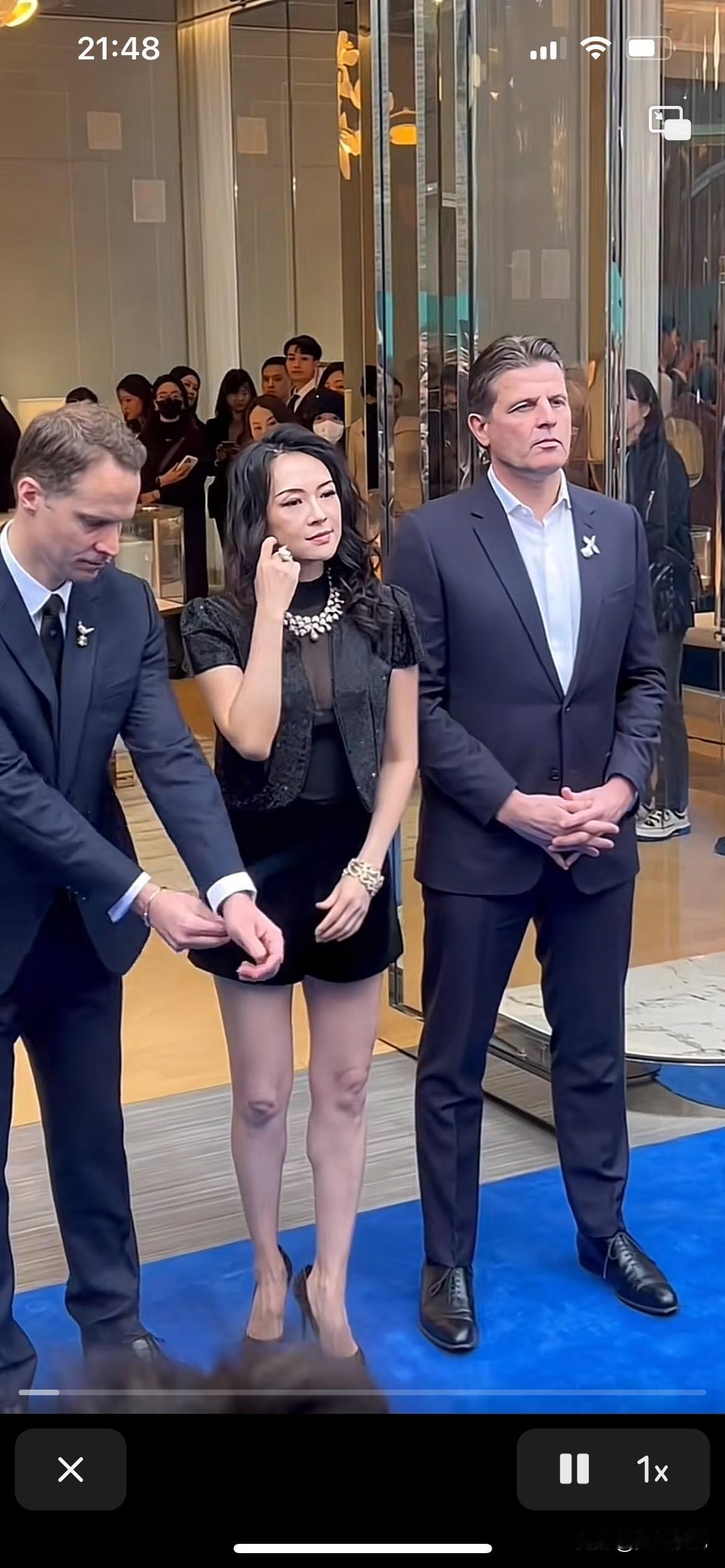 章子怡也开始慢慢变老了，满脸疲惫，眼睛有点肿肿的，人上岁数这个膝盖和胳膊肘就松了