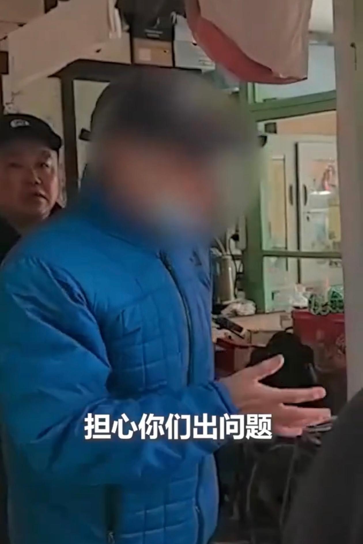 天津南开区，六旬的弟弟联系不上姐姐姐夫，急得报了警让消防员破门而入，结果老两口只