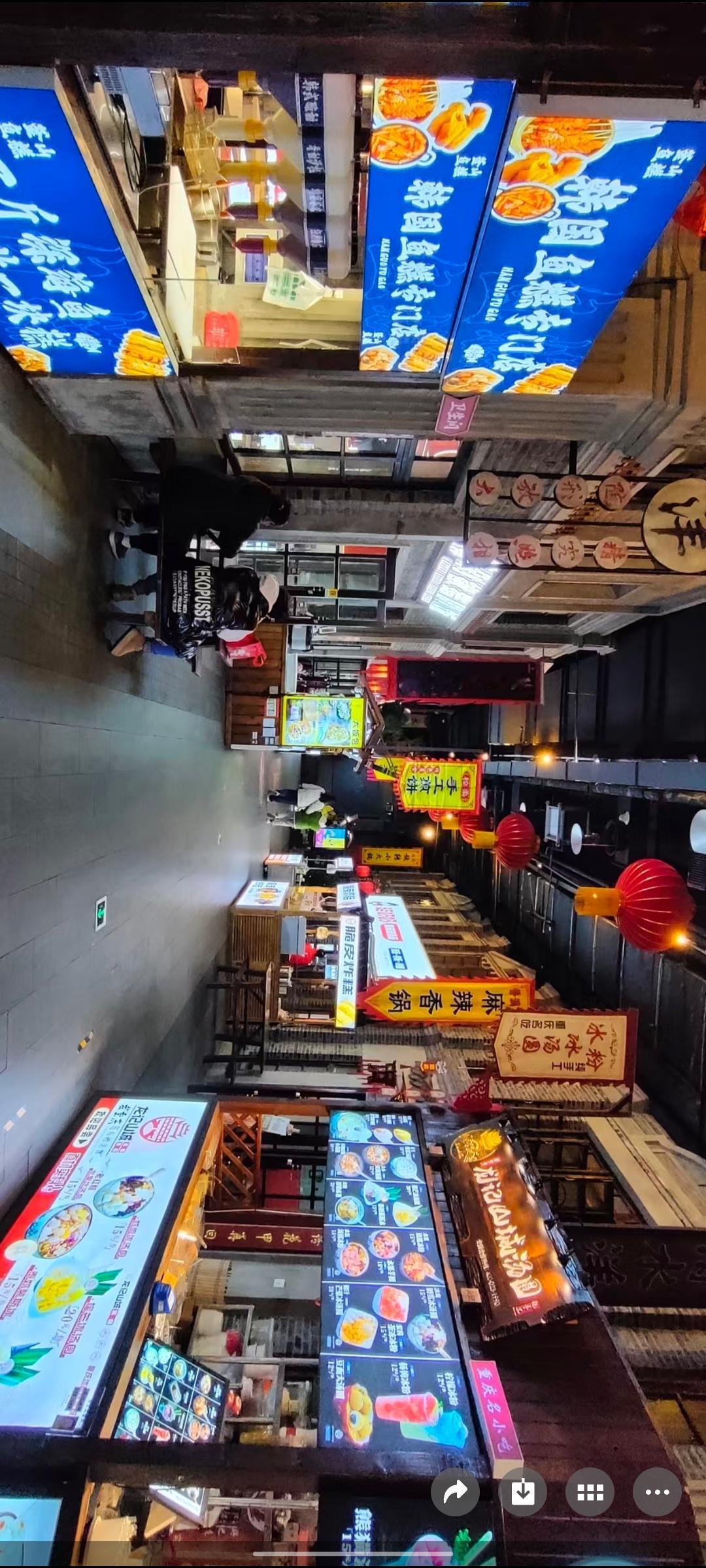 夜幕下的美食街，灯火阑珊，人间烟火气