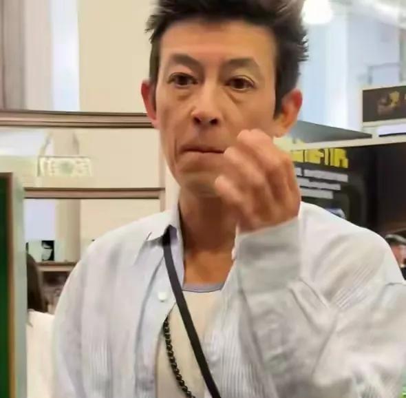 曾经的一代男神，如今竟衰老成这样子了！今年才刚45岁的陈冠希最近在出席活动的时