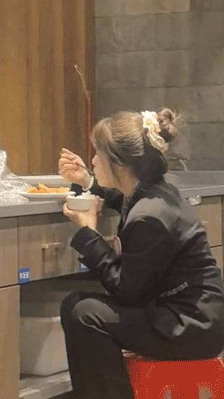 现在的打工人，可真的不容易。尤其是在饭店工作的餐厅女服务员们。她们不但是工作