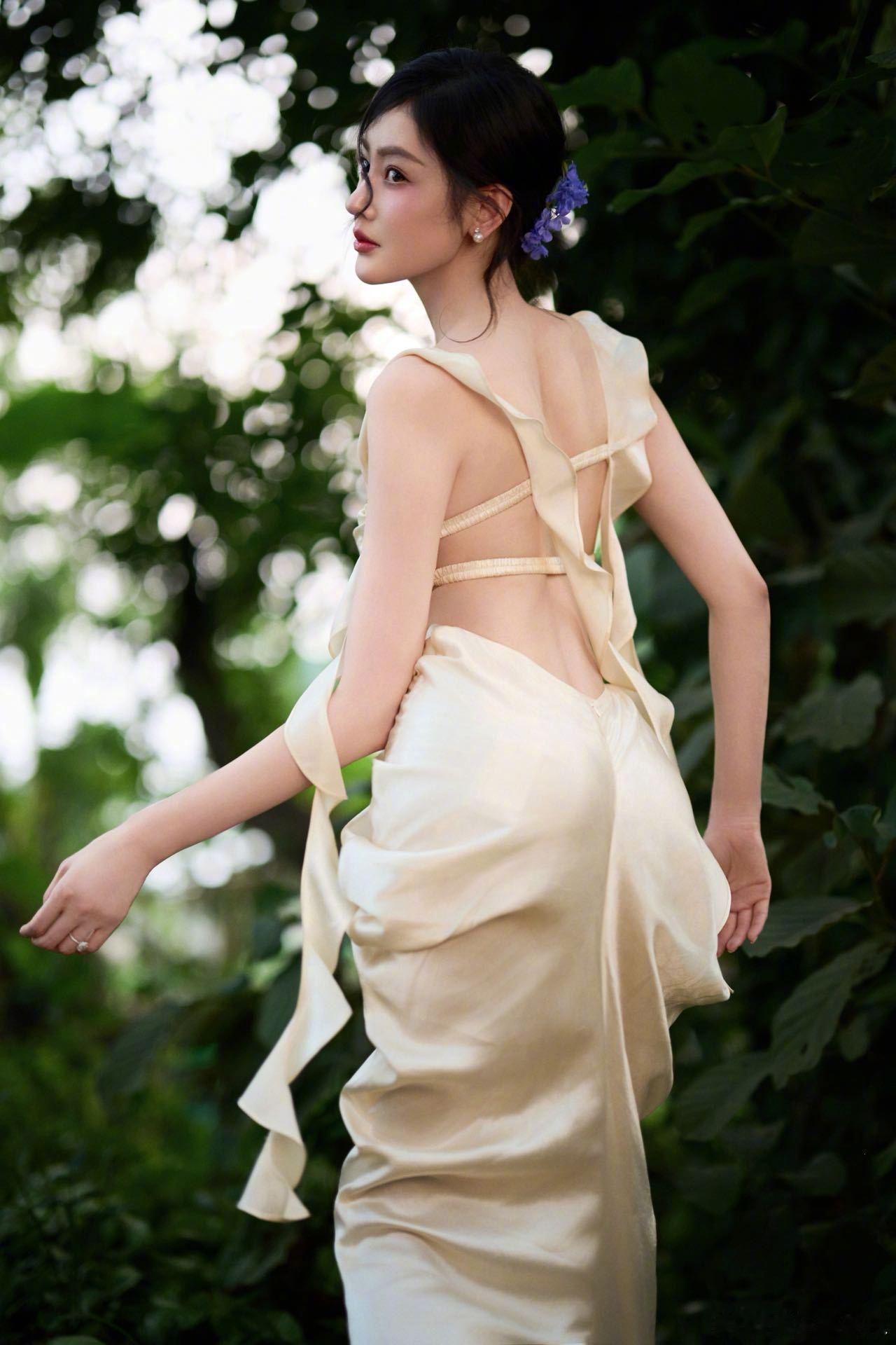 张天爱版纳限定妆是自己化的自己化版纳限定妆，清透灵动满屏生命力，姐姐手也太巧了