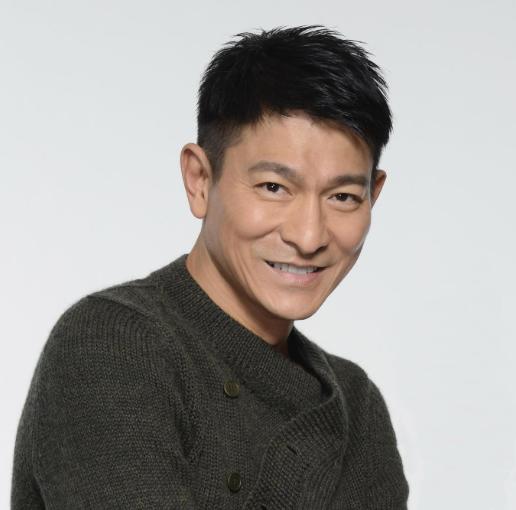 李静问刘德华:“你的养生之道是什么？”刘德华说:“不喝冰水、不喝汽水，也不喝太烫