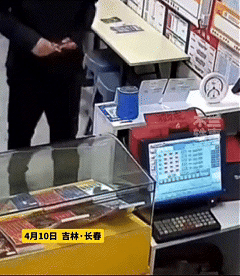 吉林长春一家临街的店铺里，上演了一幕让无数人看完鼻酸的重逢，一名退役老兵专程奔赴