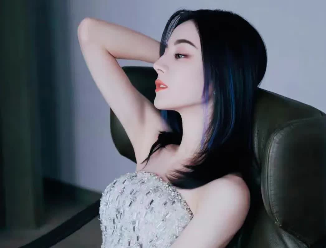 这身材绝了！热巴穿开叉抹胸裙首秀美背，凹凸有致尽显曼妙身姿