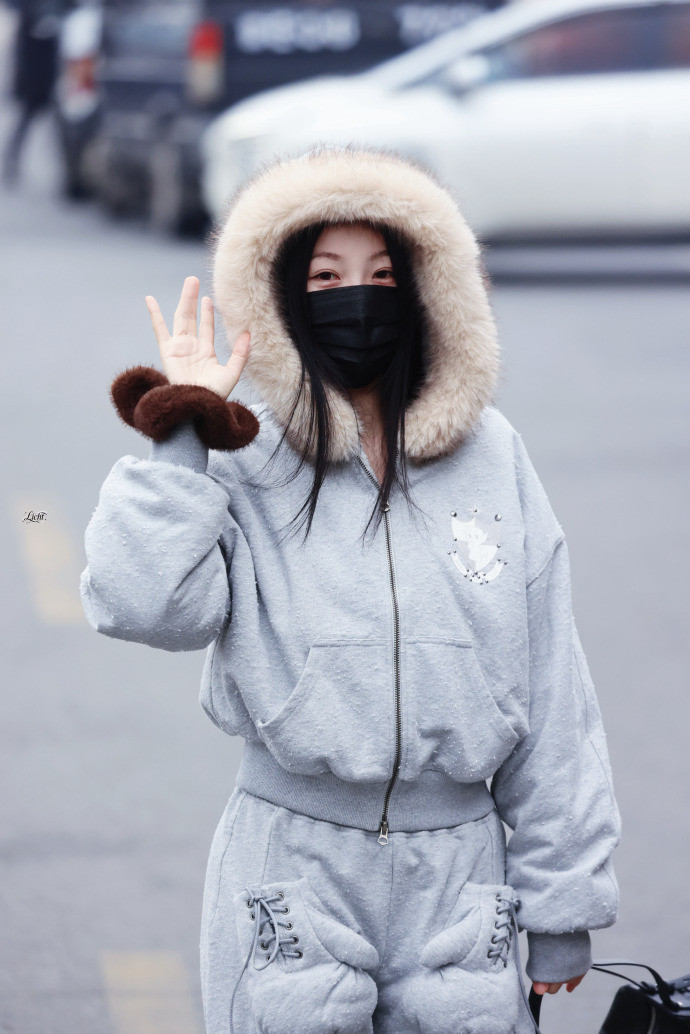 虞书欣手套抽绳口袋虞书欣日式松弛感通勤穿搭虞书欣日式松弛感通勤穿搭，虞书欣手套