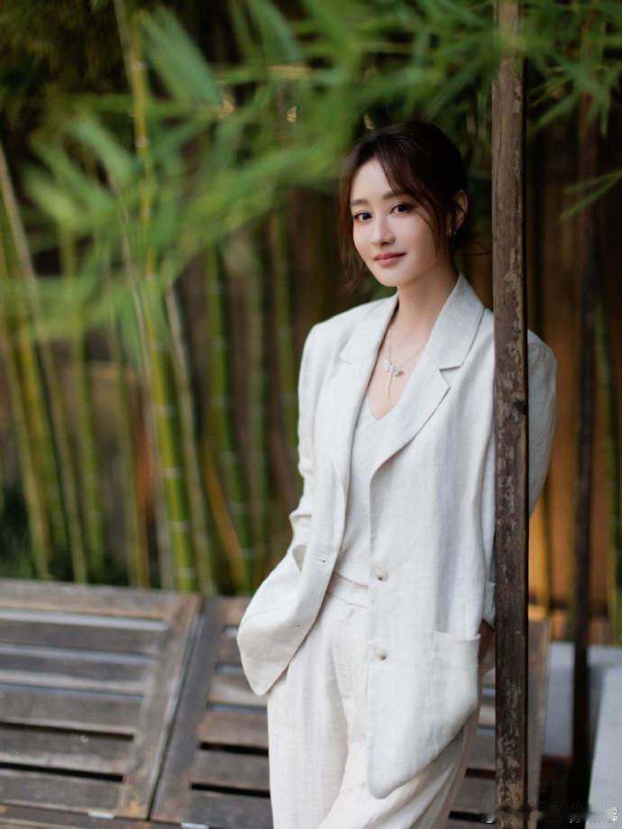陈德容从壁画里走出来了陈德容的纯白look太让人惊喜！镜头里的她宛如壁画走