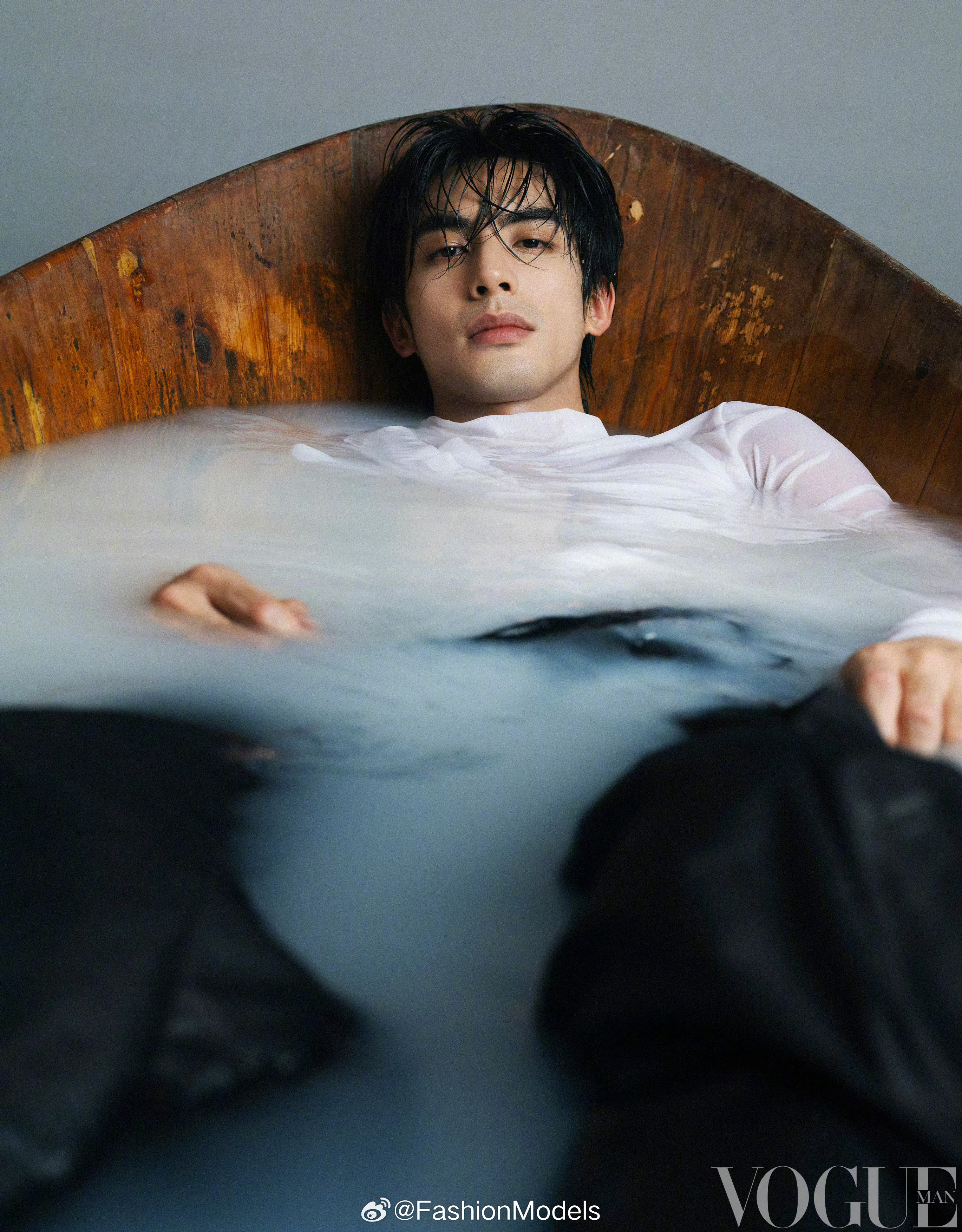 宋威龙携手VOGUEMAN，带来一组极具性张力的大片。去年米兰时装周的突破性