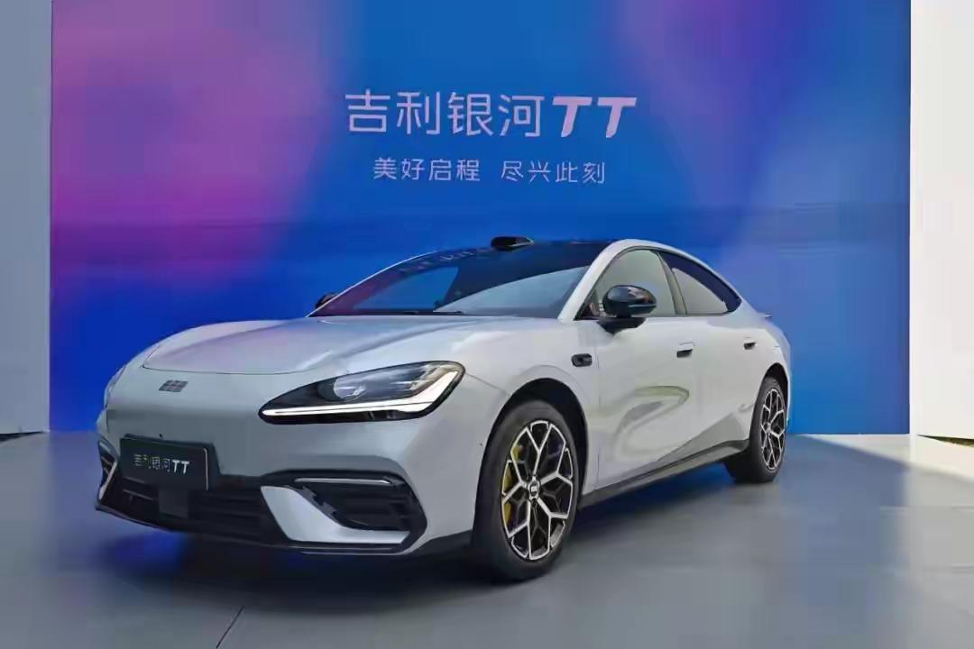 小米继众泰之后，堂而皇之的致敬保时捷，销量可观，市场反响好，进一步带动一众汽车品