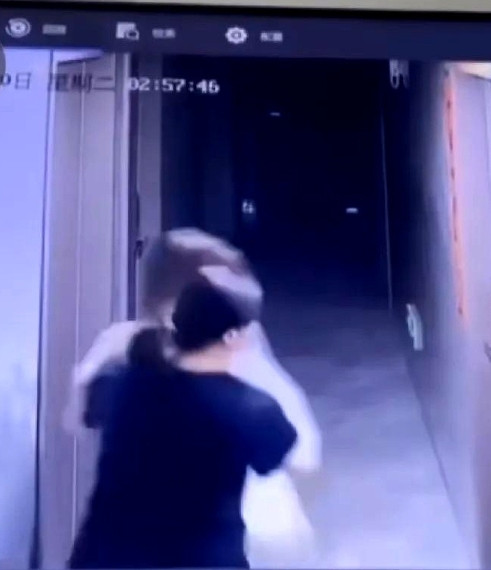 苍蝇不叮无缝的蛋。一名女子和闺蜜一起去喝酒，因为一时起兴，当晚喝得烂醉如泥，