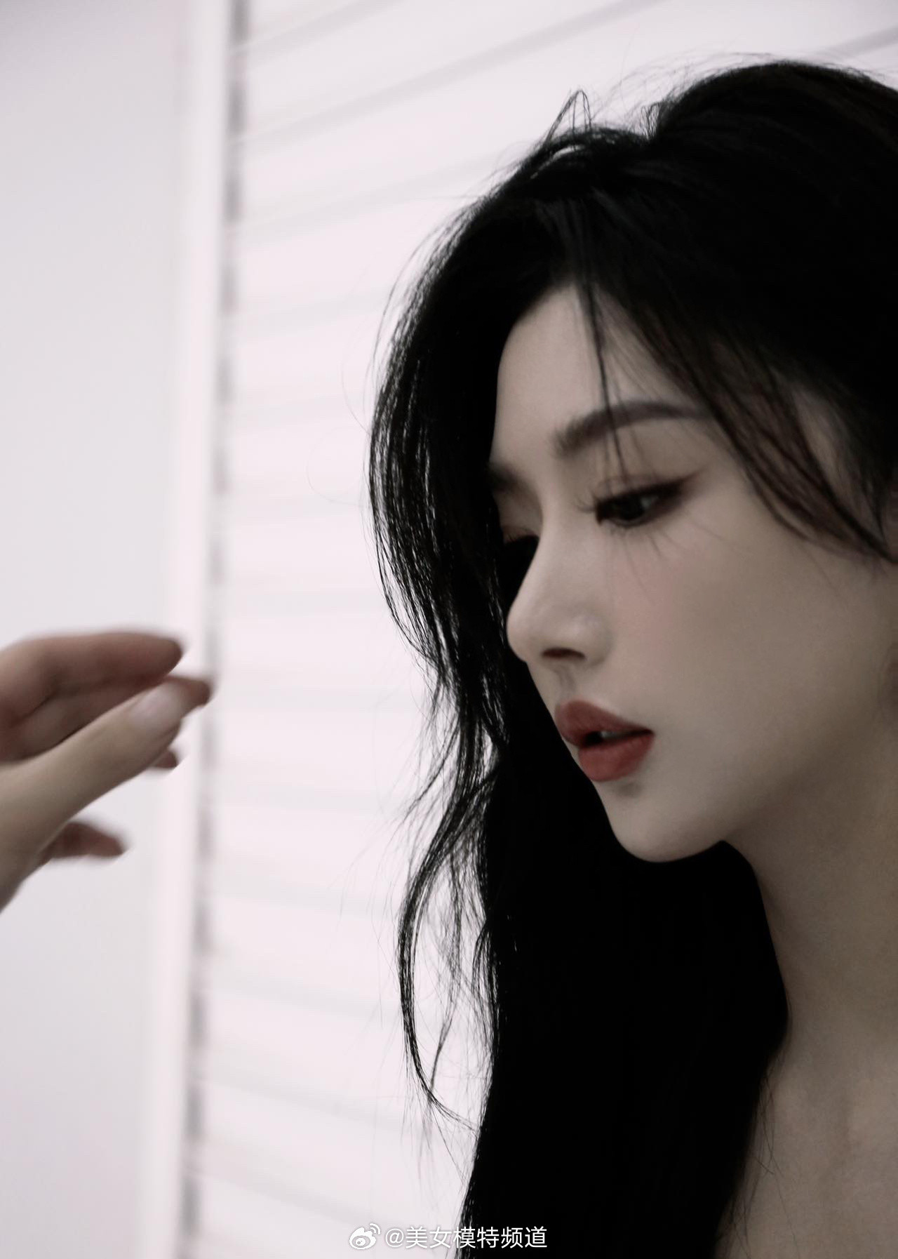 孔雪儿黑色的优雅