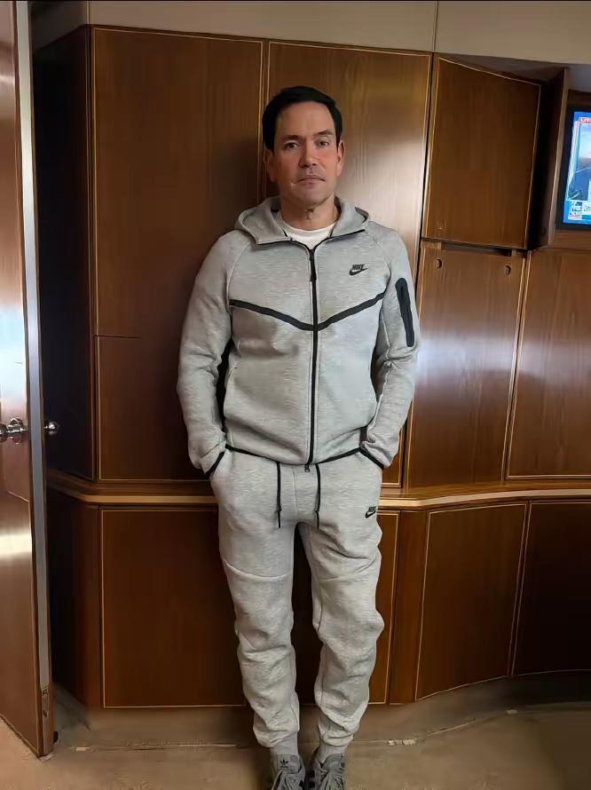鲁比奥在空军一号上，一身运动服打扮。