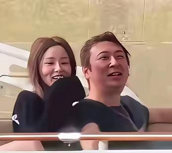 好意外啊，王思聪身边的女性友人不是都是特别漂亮的吗？这个看起来有点差，强人意了呀