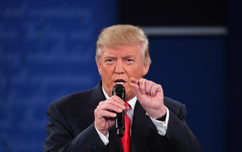 特朗普弄巧成拙，稀土价飙6000%，美国满世界扫货，8万零件断供特朗普这回又自