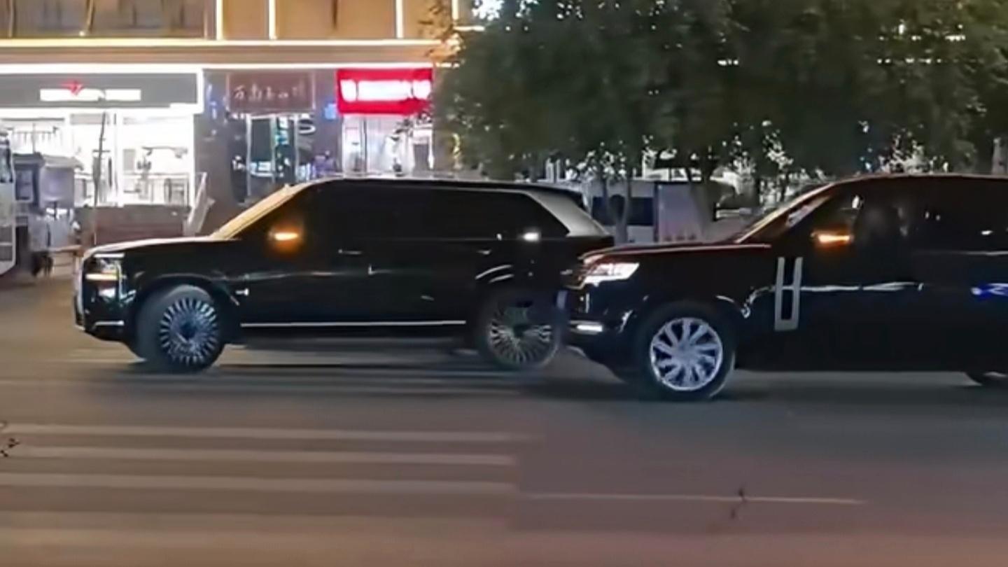 氪里南和上代揽胜同框～这张图很直观了，9X车头明显还是短了一些，气势上稍弱，有些