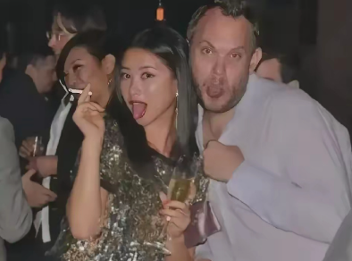 朱珠早期在国外的生活照曝光，她穿亮片衣吐舌头，手里还拿着香烟，身边都是帅气的外国