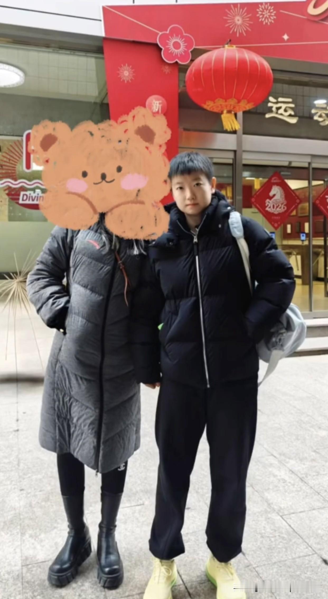 1.30日，新鲜的莎莎，头发好短，脸蛋真的像个小豆包，好可爱好可爱。看到莎莎