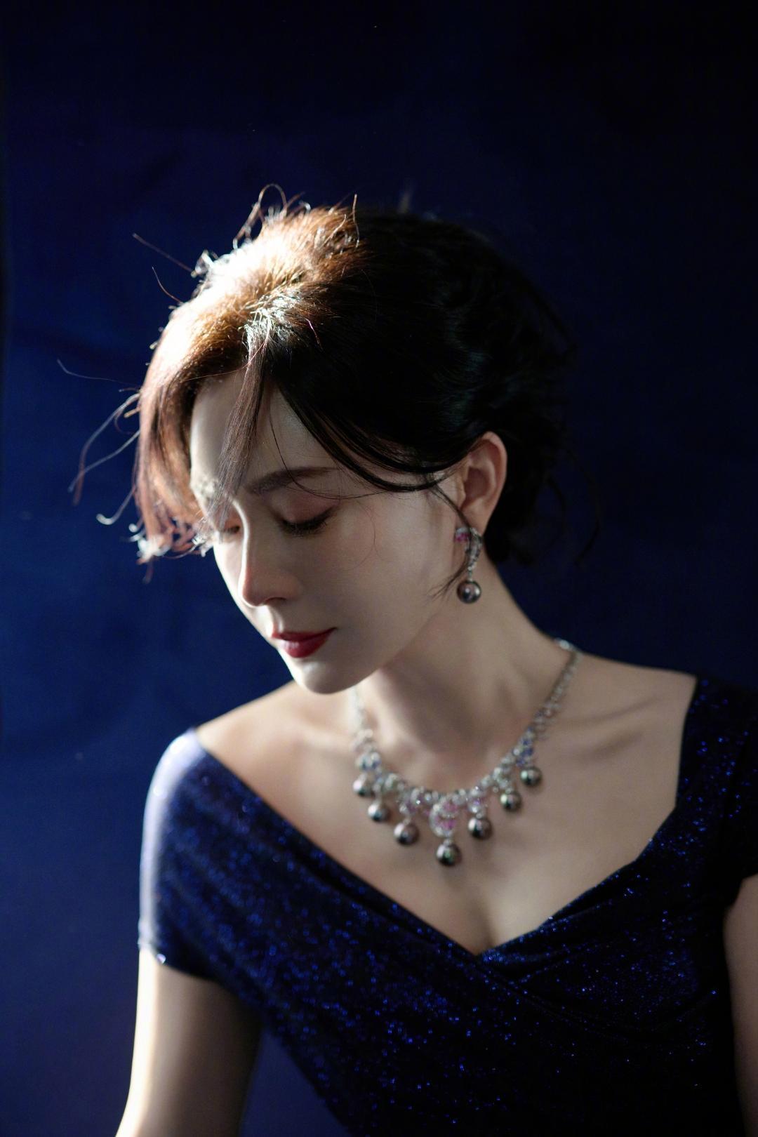 陈数：藏蓝光影里的优雅沉淀，时光赋予的从容力量一袭藏蓝闪钻礼裙出镜的陈数，在