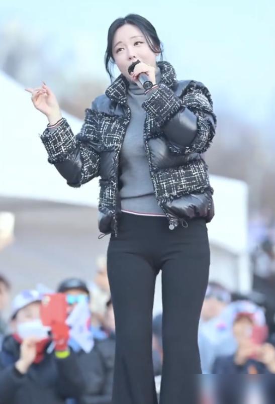 都笑洪真英穿得土，我告诉你，这姐当年一场演出报价1400万韩元，现在呢？你想