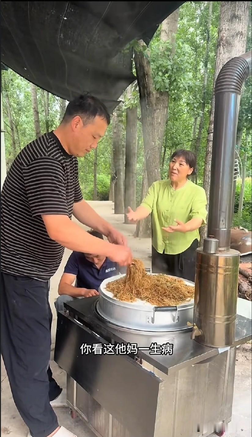 小故事！大飞在蒸蒸面条，突然刘二蛋不知道，从哪冒出来，她一上来，就