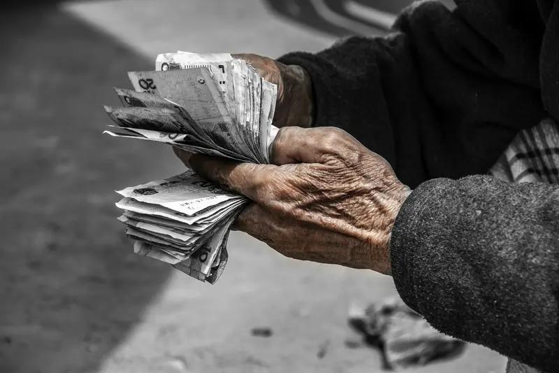 听过最刺骨的一句话！爸妈不要求给钱养老，归家看望，只求你身上有债可背。-有