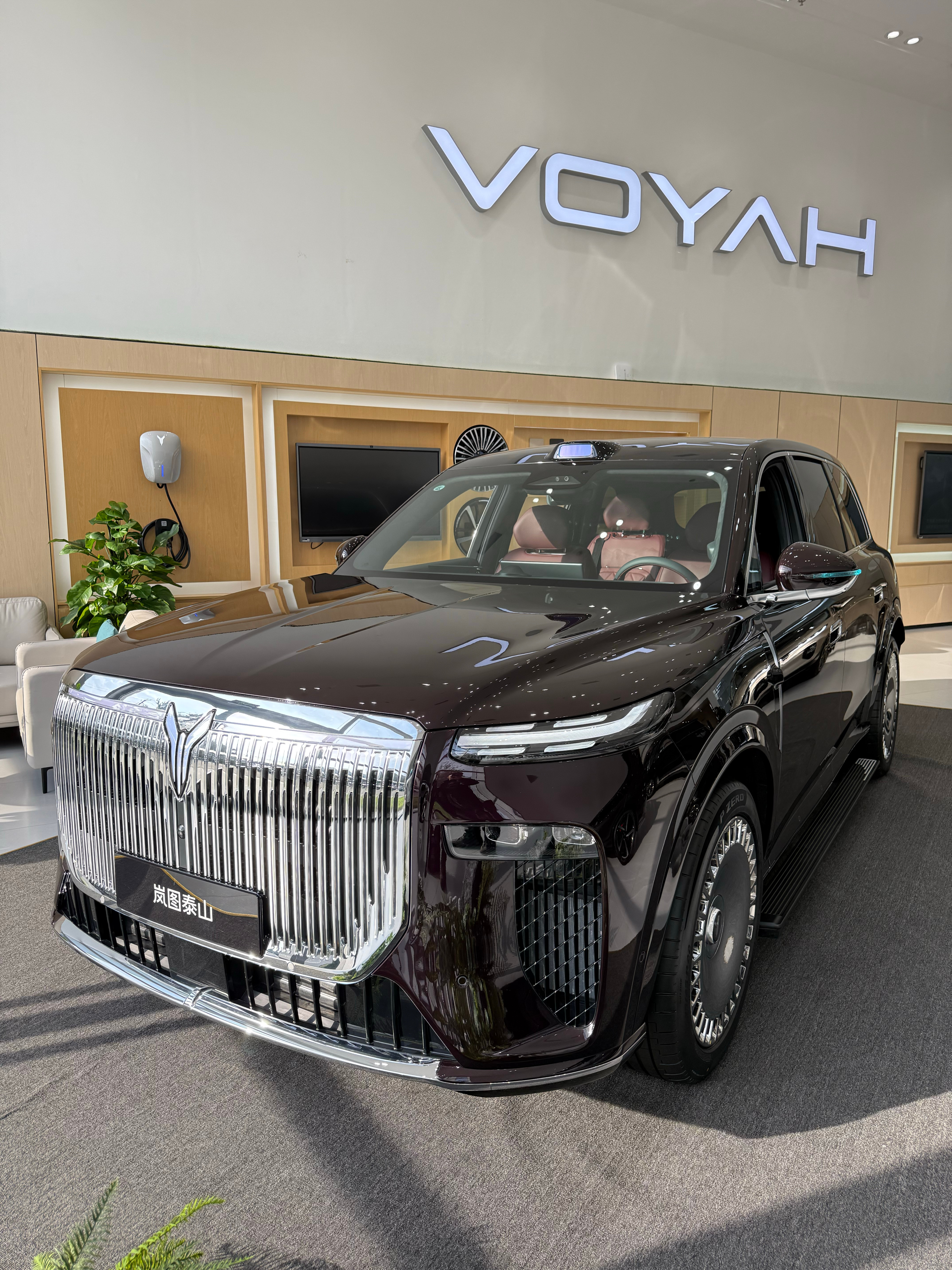 岚图泰山号称“华系旗舰”这个外观是挺气派