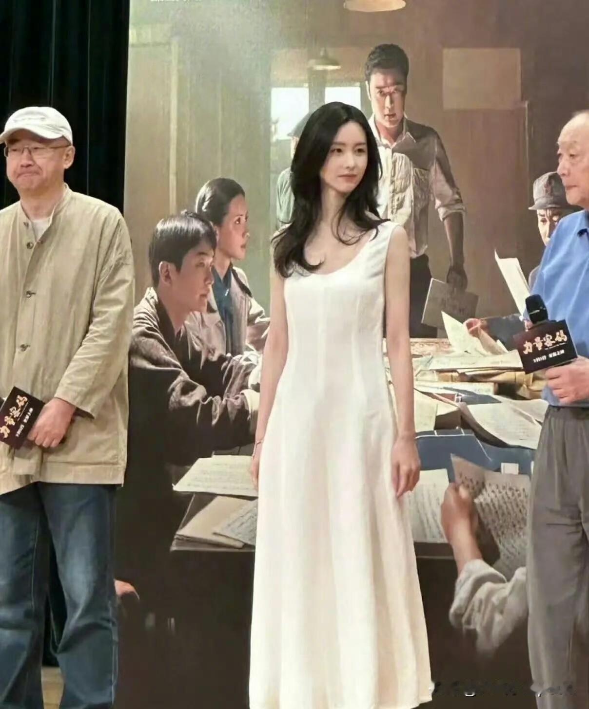 每次看路人合照中的明星都能瞬间明白什么叫“明星和素人有壁”啊！尤其是最后一张路人